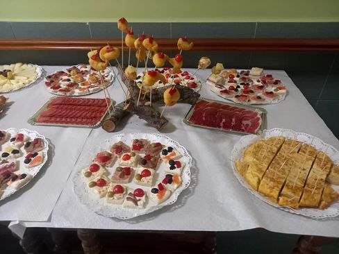 Residencia-Santa-Teresa-Alba-de-Tormes_grupo-ancianos-comiendo